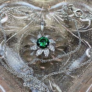 💚Swarovski Green Floral Pendant💚